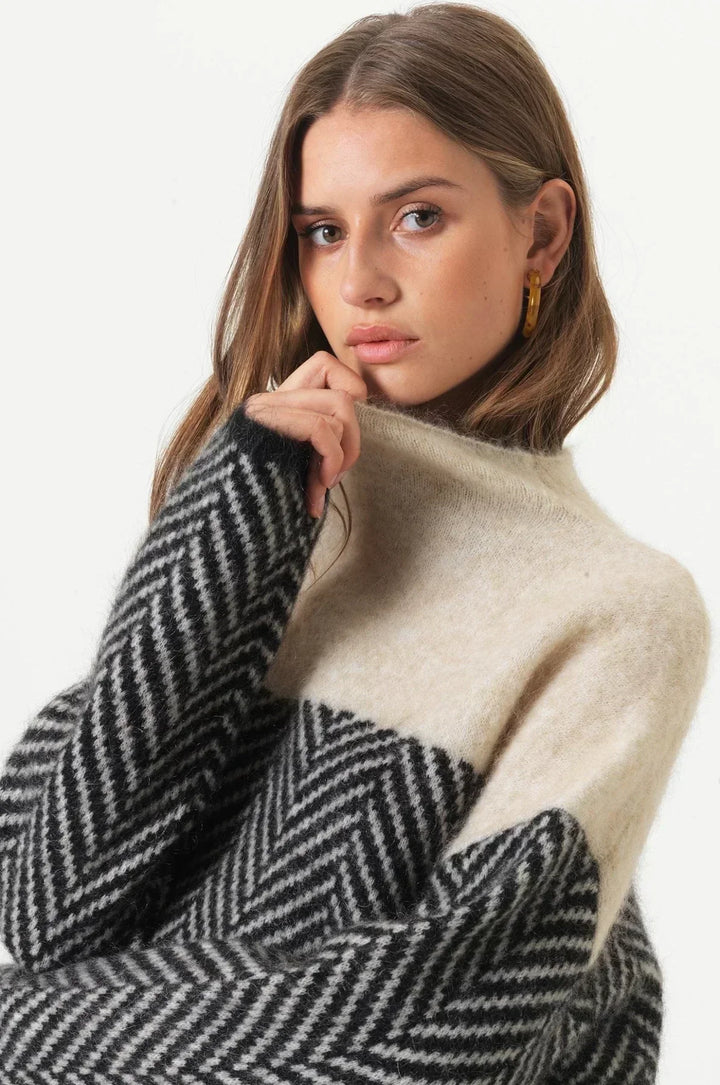 Amira – Luxury Cashmere Turtleneck